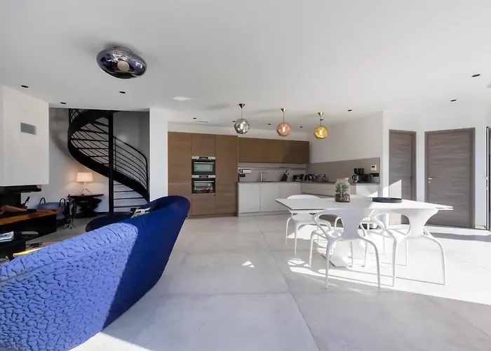La Maison Sur La