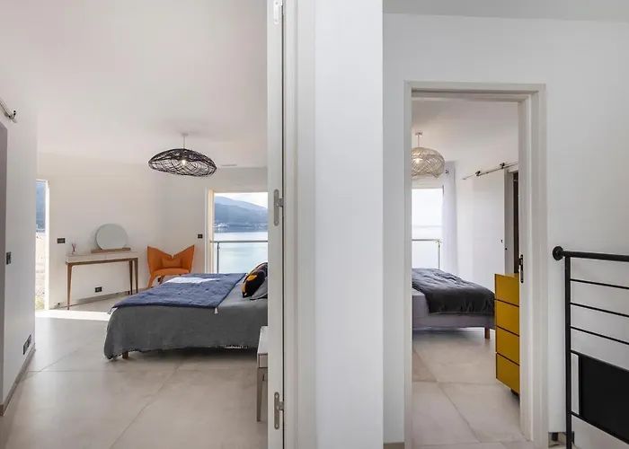 La Maison Sur La *